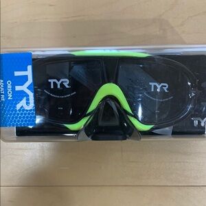 TYR Black and Neon Green Swim Mask
Smoke/Black
